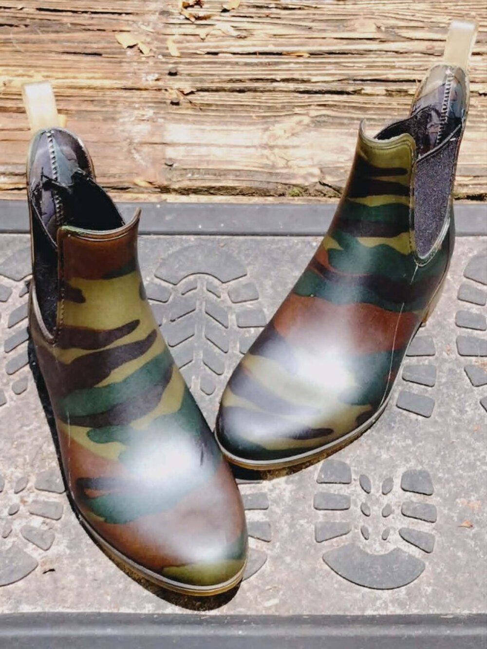 Size 9 - J.Crew Chelsea Hi-Top Green Camo Matte Summer Rain Boots